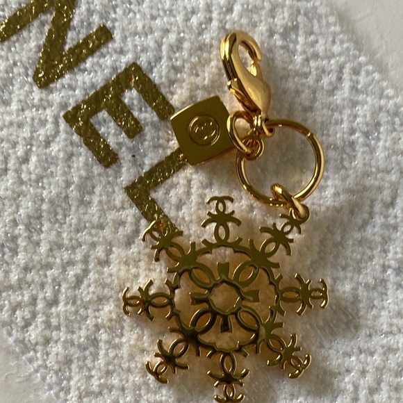 Chanel Holiday Gift Packaging - Picture 3 of 11